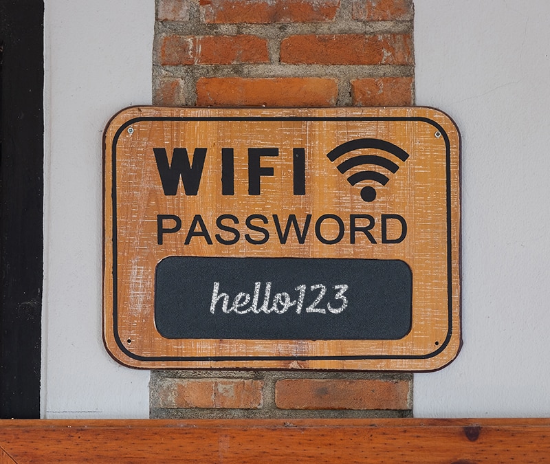 Un panneau affichant le mot de passe du Wi-Fi.