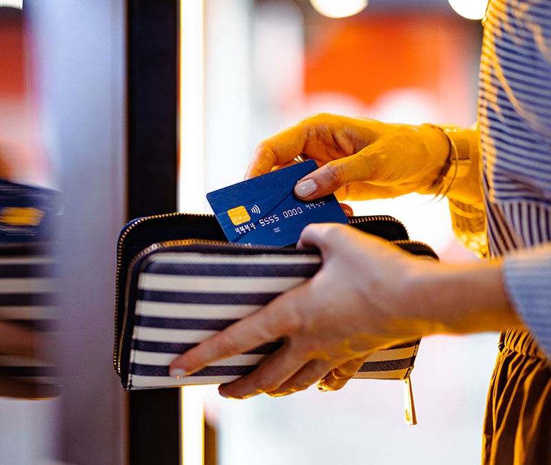 Image d'une personne sortant une carte de ce qui pourrait éventuellement être un sac bloquant la RFID.