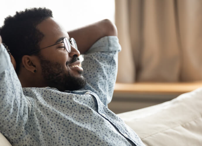 Homme souriant assis sur un canapé