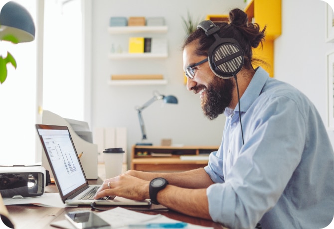 Jeune homme utilisant un ordinateur portable avec un casque