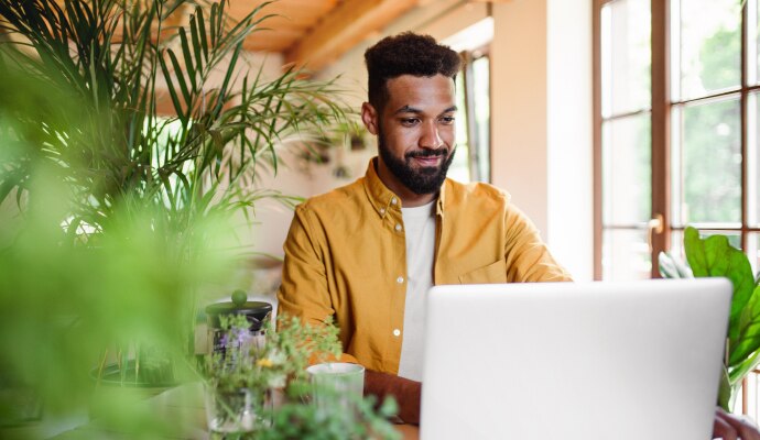 Jeune homme utilisant un ordinateur portable avec un casque